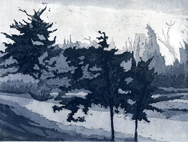 Deux grands arbres devant le chemin, un autre derrière, avec le monastère au loin